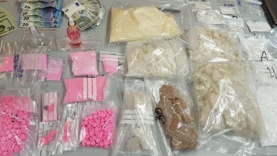 Detenidos tras olvidar en la nevera de un apartamento tur&iacute;stico drogas vinculadas al 'chemsex' y m&aacute;s de mil euros en Barcelona