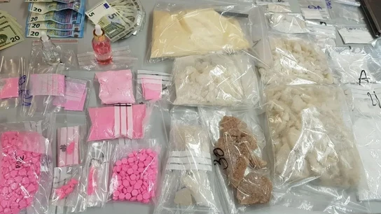 Detenidos tras olvidar en la nevera de un apartamento turístico drogas vinculadas al 'chemsex' y más de mil euros en Barcelona Detenidos tras olvidar en la nevera de un apartamento turístico drogas vinculadas al 'chemsex' y más de mil euros en Barcelona