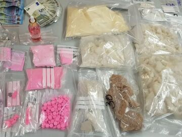 Detenidos tras olvidar en la nevera de un apartamento tur&iacute;stico drogas vinculadas al 'chemsex' y m&aacute;s de mil euros en Barcelona