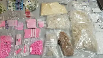 Detenidos tras olvidar en la nevera de un apartamento turístico drogas vinculadas al 'chemsex' y más de mil euros en Barcelona Detenidos tras olvidar en la nevera de un apartamento turístico drogas vinculadas al 'chemsex' y más de mil euros en Barcelona