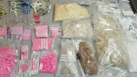 Detenidos tras olvidar en la nevera de un apartamento turístico drogas vinculadas al 'chemsex' y más de mil euros en Barcelona Detenidos tras olvidar en la nevera de un apartamento turístico drogas vinculadas al 'chemsex' y más de mil euros en Barcelona