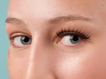 Mujer con pestañas cortas y largas Mujer con pestañas cortas y largas