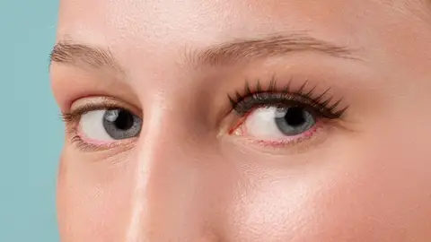 Mujer con pestañas cortas y largas Mujer con pestañas cortas y largas