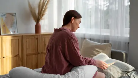 Mujer leyendo en casa Mujer leyendo en casa