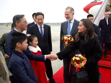 Los reyes Felipe VI y Letizia, al aterrizar este lunes en la ciudad china de Chengdú. Los reyes Felipe VI y Letizia, al aterrizar este lunes en la ciudad china de Chengdú.