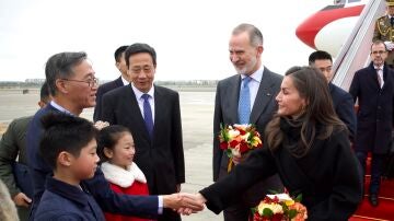  Los reyes Felipe VI y Letizia, al aterrizar este lunes en la ciudad china de Chengdú.