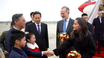 Los reyes Felipe VI y Letizia, al aterrizar este lunes en la ciudad china de Chengdú. Los reyes Felipe VI y Letizia, al aterrizar este lunes en la ciudad china de Chengdú.
