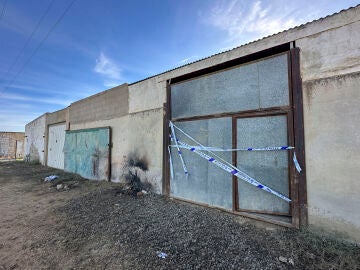 Lugar precintado por la policía nacional donde el sábado se atrincheró un hombre en Isla Mayor (Sevilla) 