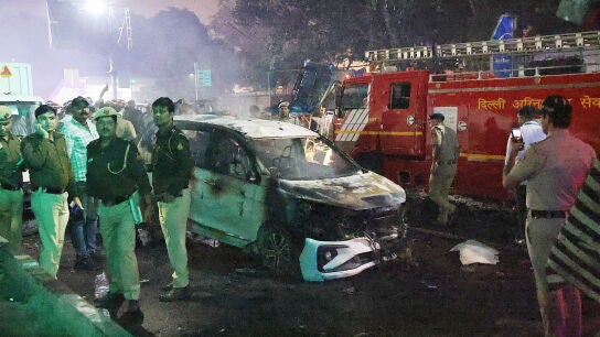 Polic&iacute;a inspecciona el lugar de la explosi&oacute;n cerca del Fuerte Rojo en Nueva Delhi