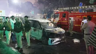 Policía inspecciona el lugar de la explosión cerca del Fuerte Rojo en Nueva Delhi
