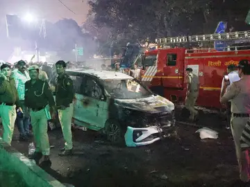 Policía inspecciona el lugar de la explosión cerca del Fuerte Rojo en Nueva Delhi Policía inspecciona el lugar de la explosión cerca del Fuerte Rojo en Nueva Delhi