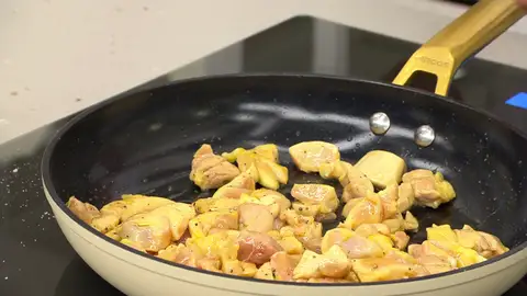 Introduce el pollo en la sartén y saltéalo a fuego fuerte Introduce el pollo en la sartén y saltéalo a fuego fuerte