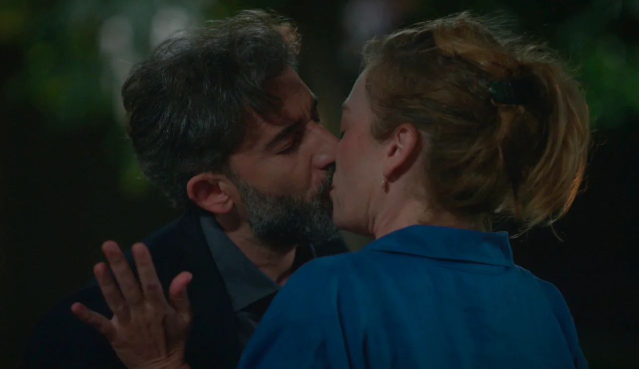 Harun besa a Bahar por sorpresa y Evren se queda destrozado al verlo con sus propios ojos