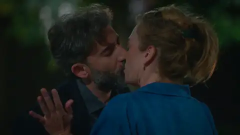 Harun besa a Bahar por sorpresa y Evren se queda destrozado al verlo con sus propios ojos Harun besa a Bahar por sorpresa y Evren se queda destrozado al verlo con sus propios ojos