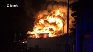 Un pavoroso incendio devora varias cámaras frigoríficas en una nave industrial de productos cítricos de Almassora