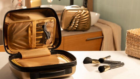 Elegante neceser dorado