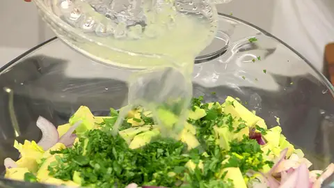 Exprime las limas y vierte el zumo al bol. Exprime las limas y vierte el zumo al bol.