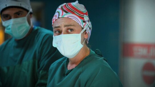 Bahar demuestra a Harun que es una gran doctora en una operaci&oacute;n imposible 
