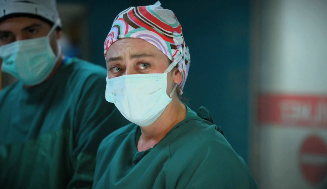 Bahar demuestra a Harun que es una gran doctora en una operación imposible