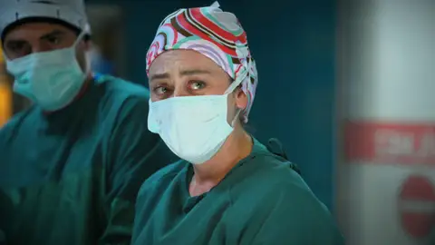 Bahar demuestra a Harun que es una gran doctora en una operación imposible Bahar demuestra a Harun que es una gran doctora en una operación imposible
