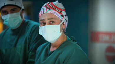 Bahar demuestra a Harun que es una gran doctora en una operación imposible 