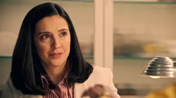 Cloe anuncia a Luz un nuevo cambio en la fábrica: ¡quiere que despida a Begoña del dispensario! Cloe anuncia a Luz un nuevo cambio en la fábrica: ¡quiere que despida a Begoña del dispensario!