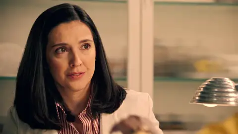 Cloe anuncia a Luz un nuevo cambio en la fábrica: ¡quiere que despida a Begoña del dispensario! Cloe anuncia a Luz un nuevo cambio en la fábrica: ¡quiere que despida a Begoña del dispensario!