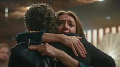 Su primera cita termina en lágrimas: Çağla no puede seguir fingiendo que está bien Su primera cita termina en lágrimas: Çağla no puede seguir fingiendo que está bien