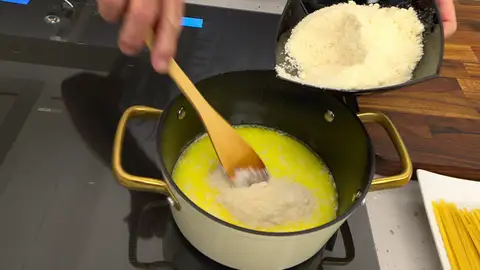 Vierte la nata, incorpora poco a poco el queso parmesano rallado Vierte la nata, incorpora poco a poco el queso parmesano rallado