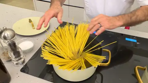 Cuando empiece a hervir, introduce los tallarines y cuécelos Cuando empiece a hervir, introduce los tallarines y cuécelos