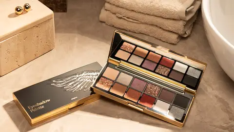 Incluye esta paleta de sombras Incluye esta paleta de sombras