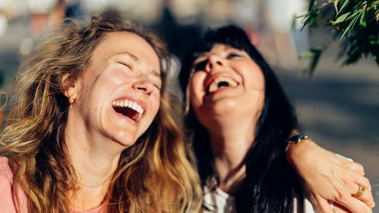 Dos amigas sonriendo Dos amigas sonriendo