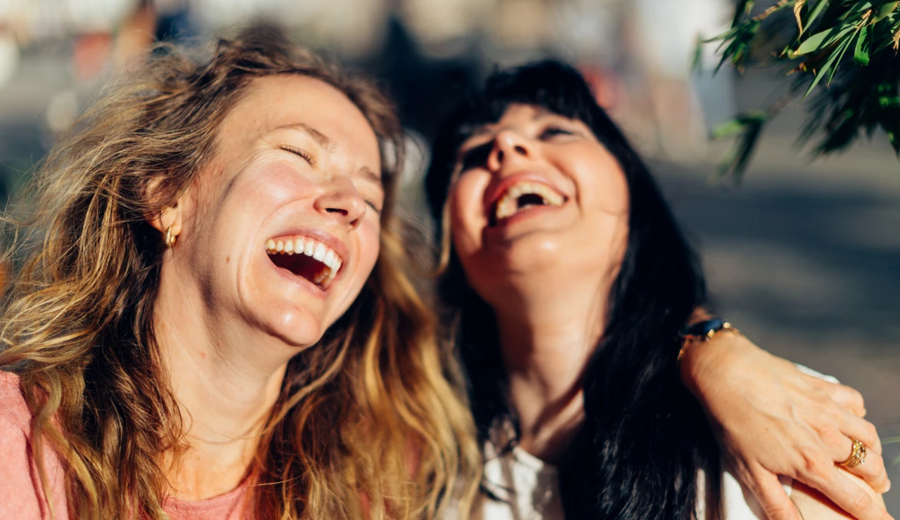 Dos amigas sonriendo