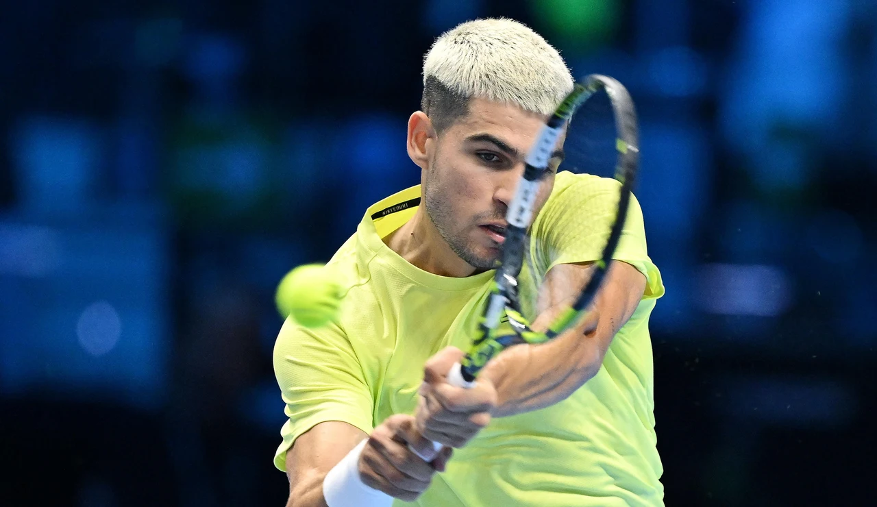 Carlos Alcaraz, en acción en las Nitto ATP Finals en Turín