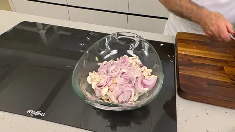 Pela el aguacate, córtalo en dados e incorpóralo Pela el aguacate, córtalo en dados e incorpóralo