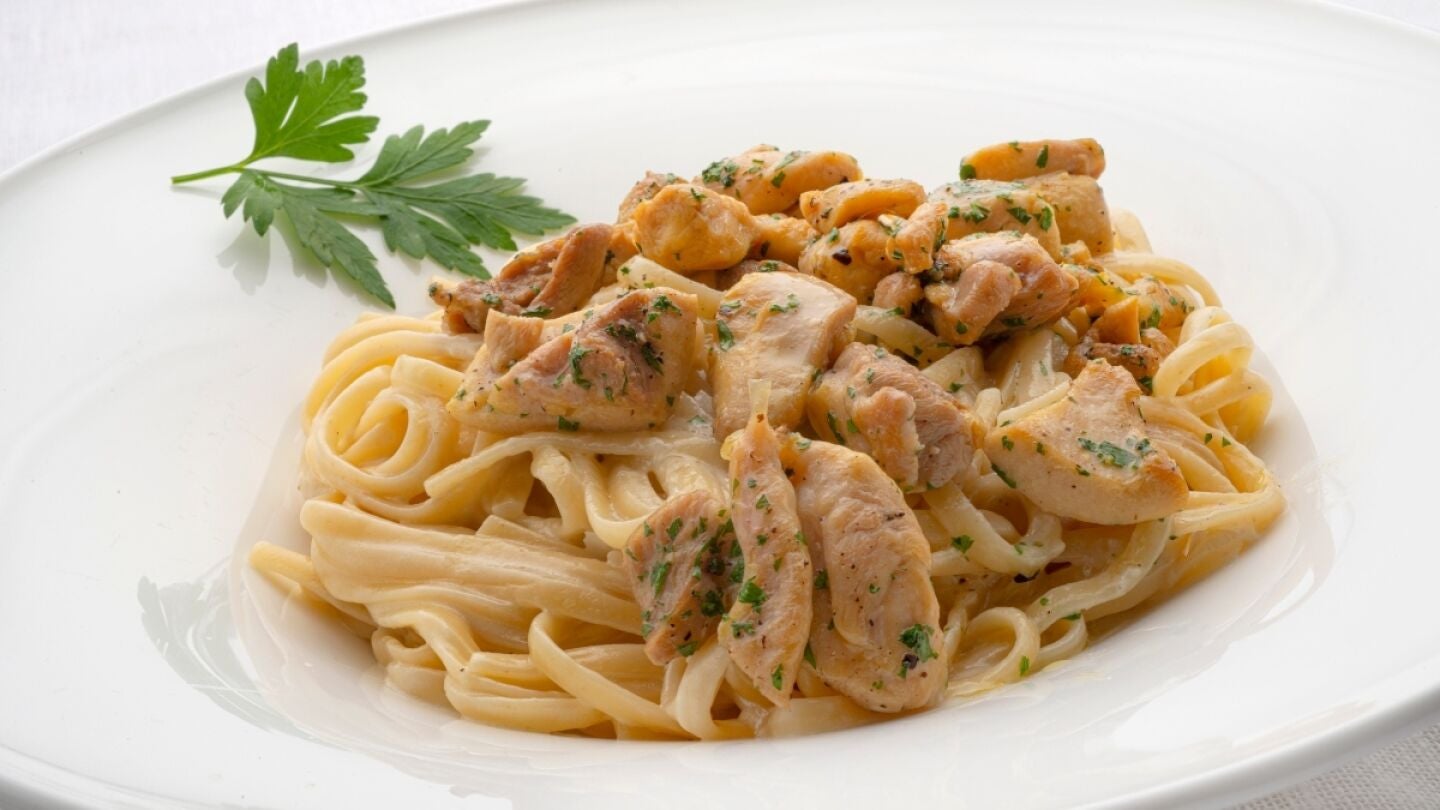 Tallarines Alfredo con pollo de Karlos Argui&ntilde;ano