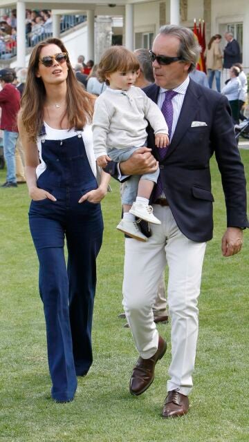 Mar Saura y Javier Revuelta con su hijo de pequeño