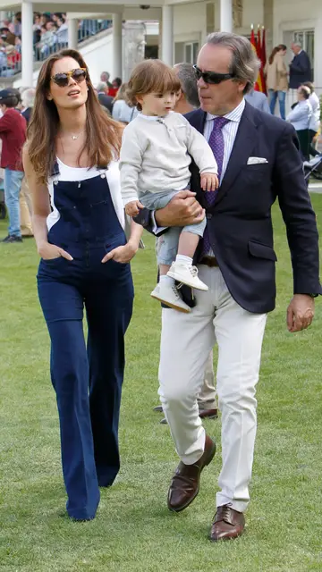 Mar Saura y Javier Revuelta con su hijo de pequeño Mar Saura y Javier Revuelta con su hijo de pequeño