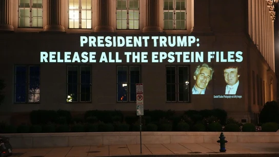 Un edificio de la ciudad de Washington en el que se proyectan las palabras "Presidente Trump, publica todos los archivos de Epstein" Un edificio de la ciudad de Washington en el que se proyectan las palabras "Presidente Trump, publica todos los archivos de Epstein"