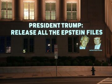 Un edificio de la ciudad de Washington en el que se proyectan las palabras "Presidente Trump, publica todos los archivos de Epstein"