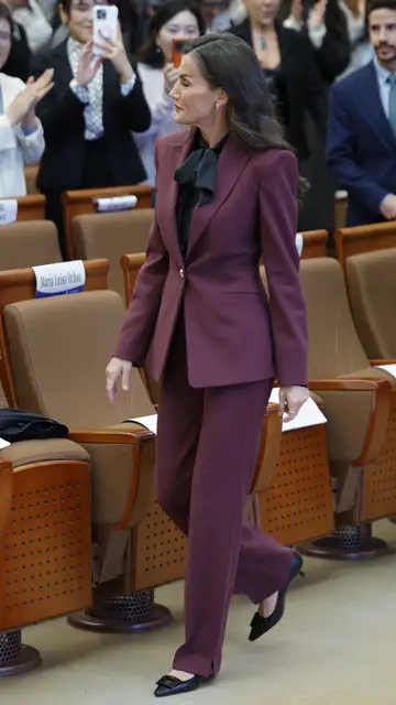 El look estilo ejecutivo de la reina Letizia El look estilo ejecutivo de la reina Letizia