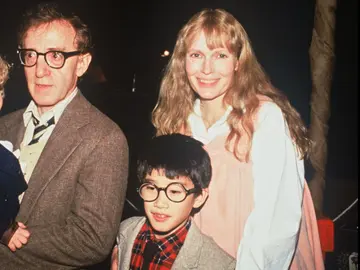 Mia Farrow y Woody Allen con sus hijos Mia Farrow y Woody Allen con sus hijos