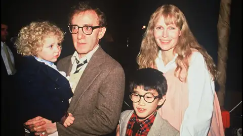 Mia Farrow y Woody Allen con sus hijos Mia Farrow y Woody Allen con sus hijos