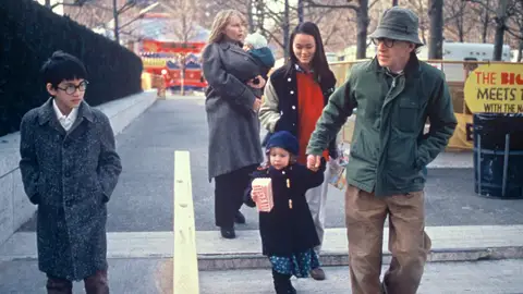 Mia Farrow y Woody Allen con sus hijos Mia Farrow y Woody Allen con sus hijos