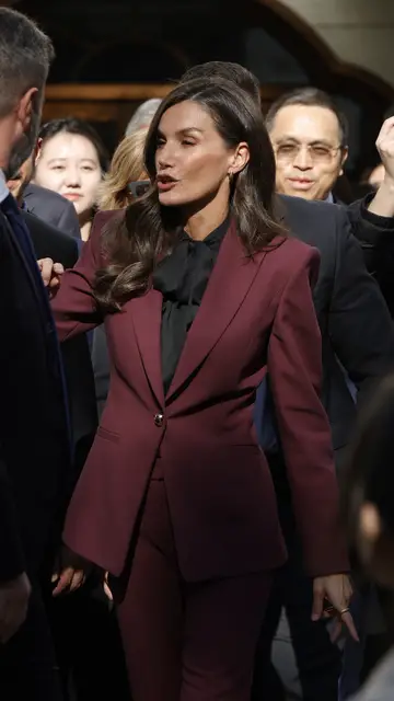 La reina Letizia con blusa con lazada al cuello La reina Letizia con blusa con lazada al cuello