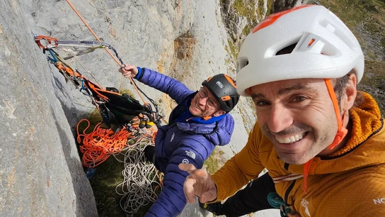 Los Hermanos Pou abriendo la vía Vicios ocultos en los Picos de Europa Los Hermanos Pou abriendo la vía Vicios ocultos en los Picos de Europa