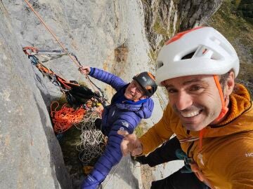 Los Hermanos Pou abriendo la vía Vicios ocultos en los Picos de Europa