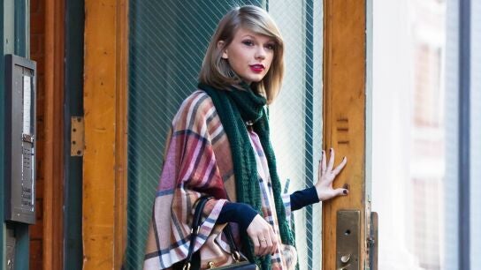 Taylor Swift con un poncho