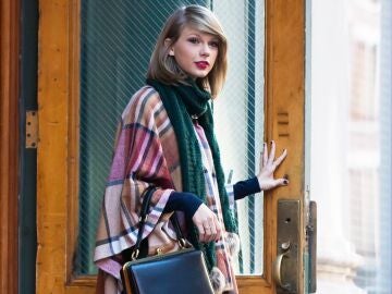 Taylor Swift con un poncho