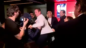 Intentan agredir y lanzan huevos a Luis Rubiales en la presentación de su libro Intentan agredir y lanzan huevos a Luis Rubiales en la presentación de su libro